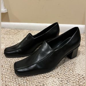Liz Baker women’s black, faux, leather shoes